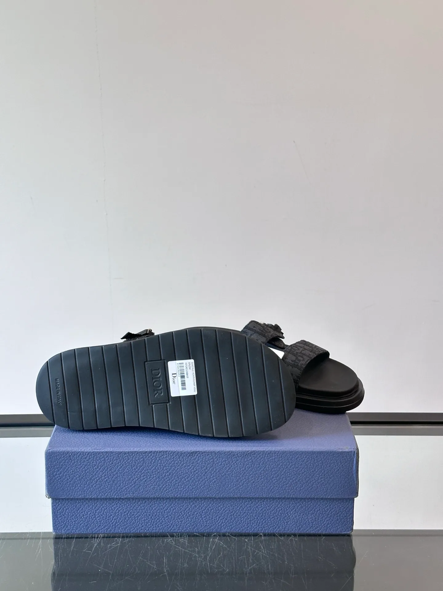 Factory price: 300💰Dior Aqua men's sandals and slippers. Showcasing Dior haute couture design. The Dior gray suede strap is accented with an aluminum Dior buckle for added style. Paired with a comfortable tonal notch sole, they pair easily with shorts or jeans for a sophisticated look. Main body: suede cow leather, technical fabric lining: cow leather, with adjustable straps, aluminum Dior buckle, Dior gray EVA insole, tonal notch rubber outsole splicing structure👌👌 size: 38-44 (45.46 customized)
